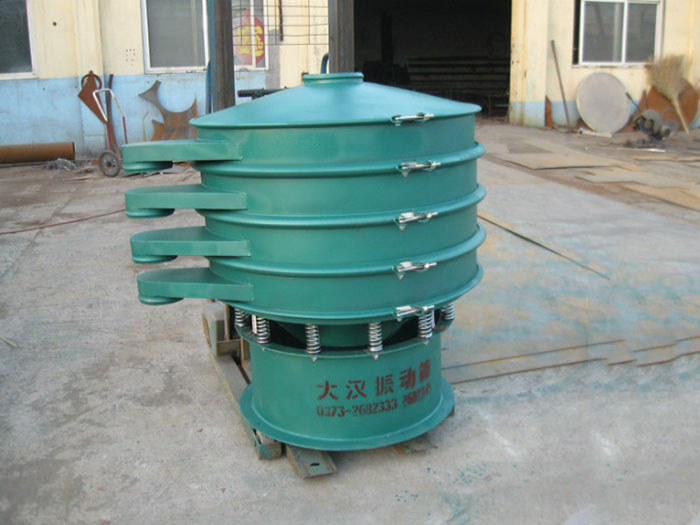 直徑1000型振動(dòng)篩除了有碳鋼材質(zhì)其還有不銹鋼+碳鋼，以及全不銹鋼的選擇，用戶(hù)可根據(jù)用戶(hù)物料的性質(zhì)不同可進(jìn)行選擇。