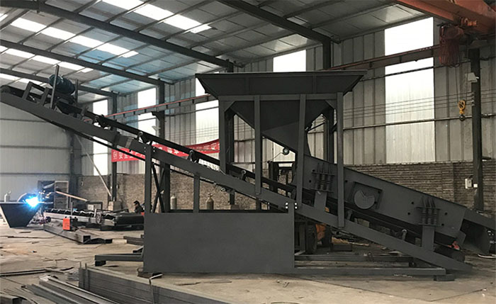 振動(dòng)篩沙機(jī)產(chǎn)品概述:該產(chǎn)品比較適合河道篩沙,沙場(chǎng)篩沙,篩分效率高,經(jīng)久耐用,不易損壞。