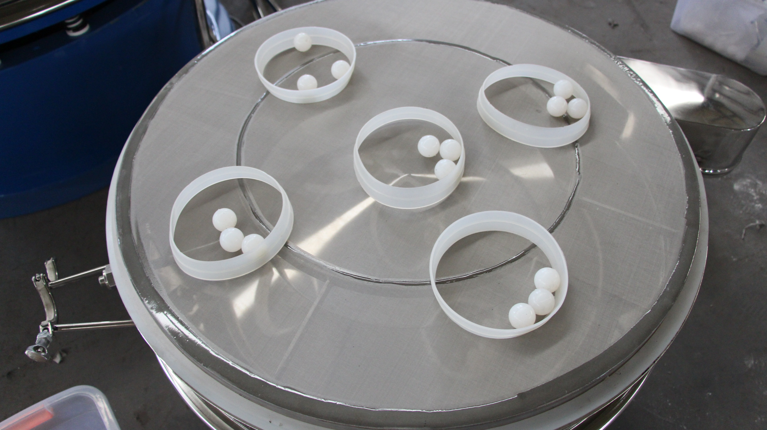 醫(yī)藥振動(dòng)篩：篩架彈跳球，擋球環(huán)等。